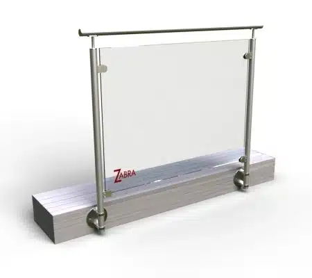 Ett glasräcke med metallstolpar och en övre skena, monterat på en träbas, med Zabra-logotypen på glaset.