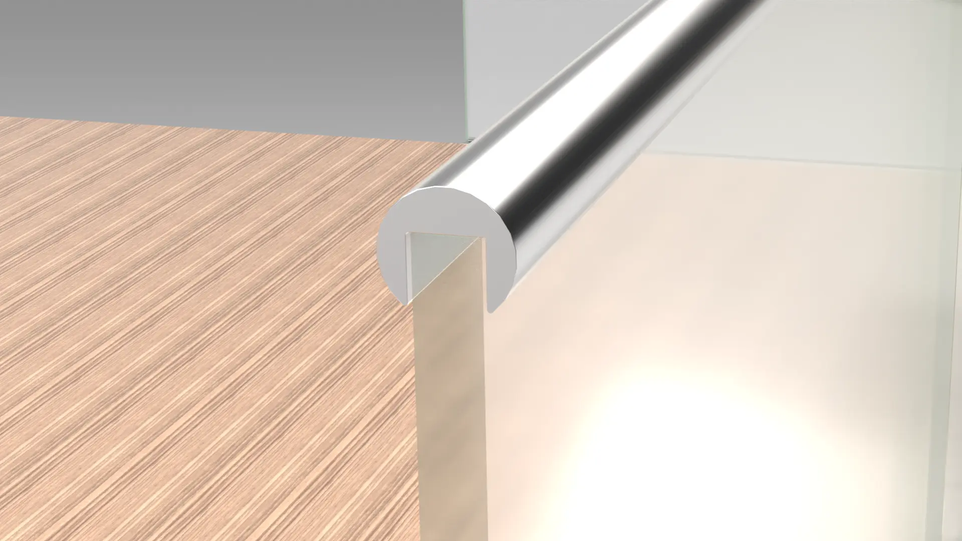 Zabra-Stolpfritt-handledare-zoom Närbild av en U-formad metallbit som monteras över kanten på en träpanel, med en glas- eller akrylyta i bakgrunden.